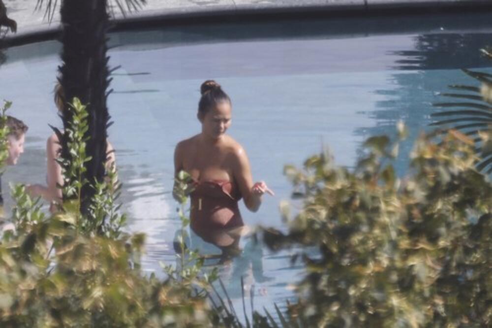 ŽENA PEVAČA OTKRILA KOLIKO PUTA JE RADILA SILIKONE, ZBOG BROJA SU SVI PALI SA STOLICA: Nastao totalni MUK, AU ŽENO