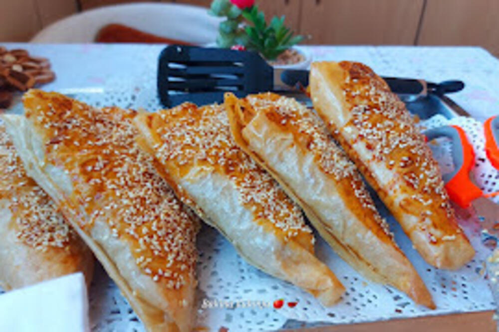 PITA SA MESOM KOJU ĆETE OBOŽAVATI: Vrhunski ukus dobija se samo zbog ovog SASTOJKA ima ga svaka SRPSKA kuća (VIDEO)