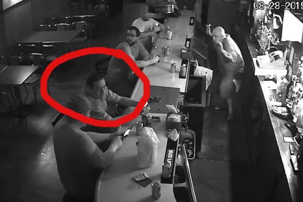 NAORUŽANI LOPOV ULETEO JE U PAB, A MUŠKARAC JE URADIO NEŠTO SKANDALOZNO: Ne, nije spasao sve, gledajte šta je bilo