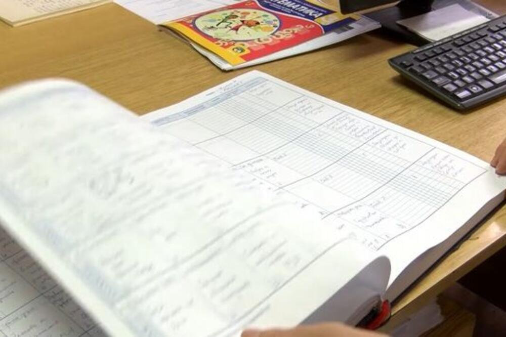 NASTAVNICA IZ SRBIJE DALA MU JEDINICU ZA OVAJ SASTAV, CELA ZEMLJA SE DIGLA NA NOGE: Šta vi mislite o ovom postupku