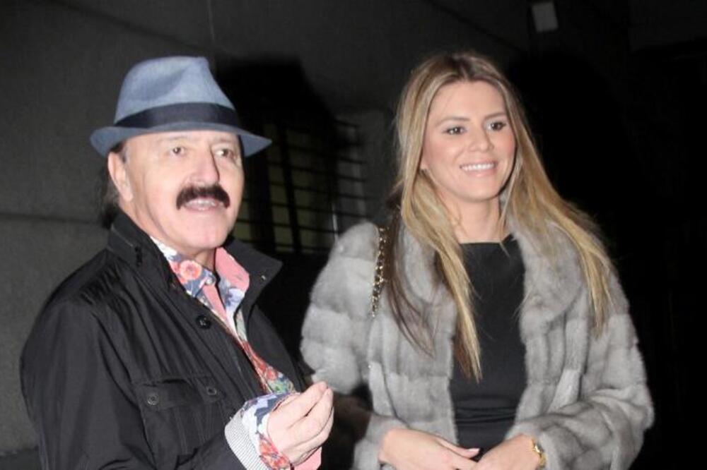 U JEKU HAOSA OKO RAZVODA RODITELJA KAN DŽINOVIĆ SE SKINUO: Pokazao ZGODNO TELO, devojke ODLEPILE za NJIM