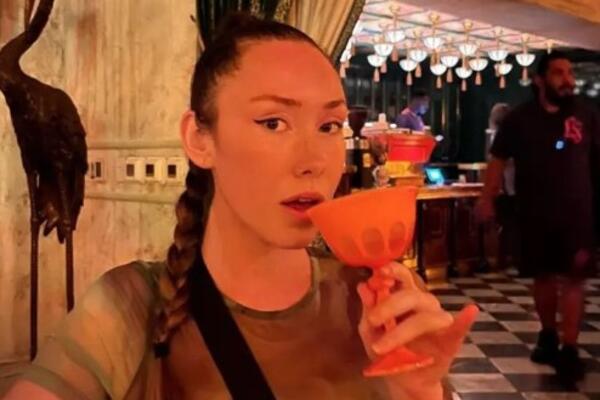 IZBEZUMLJENA RAZGOVARALA SA RODITELJIMA KADA JE MUŠKARAC UŠAO U SOBU: Od tada joj se GUBI SVAKI TRAG (FOTO)