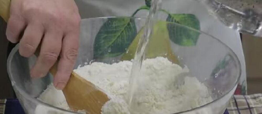 Testo u činiji za pravljenje punjenog hleba