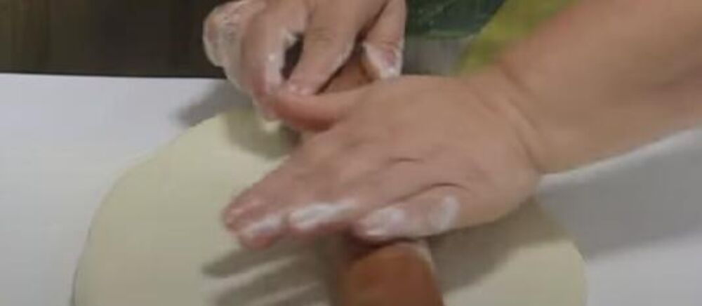 Razvlačenje testa za punjeni hleb