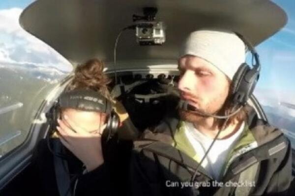 DEVOJKA SE ZALEDILA OD STRAHA U LETELICI, CEO ŽIVOT JOJ PROŠAO PRED OČIMA: Dečko je zatražio OVO od nje, a onda...