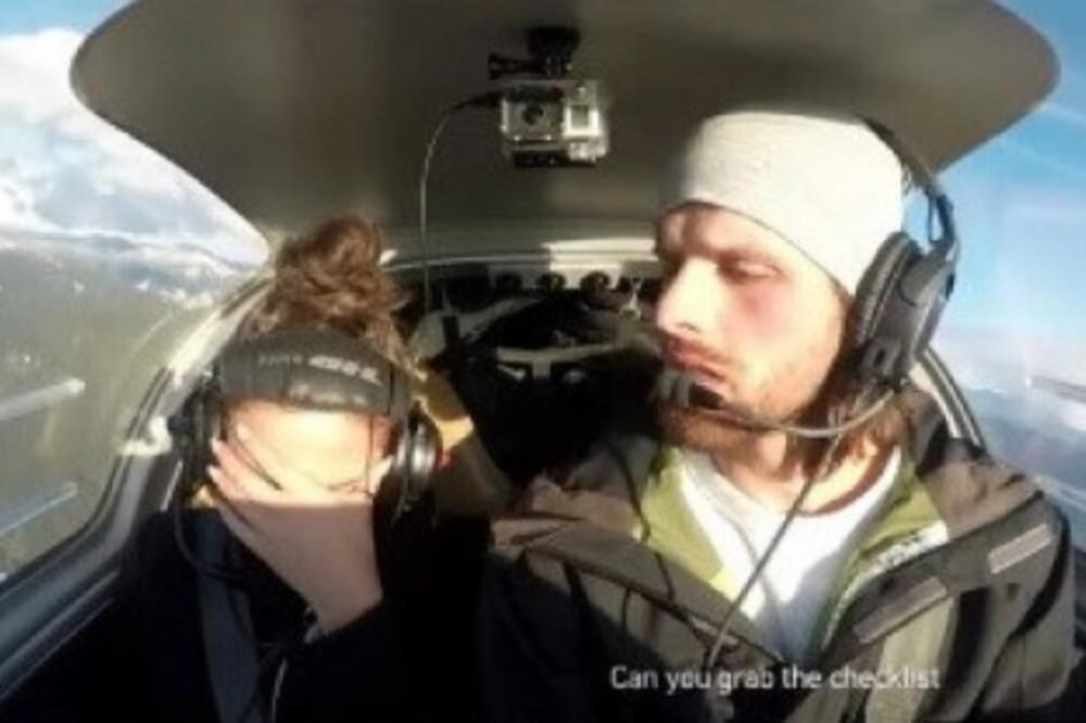 DEVOJKA SE ZALEDILA OD STRAHA U LETELICI, CEO ŽIVOT JOJ PROŠAO PRED OČIMA: Dečko je zatražio OVO od nje, a onda...