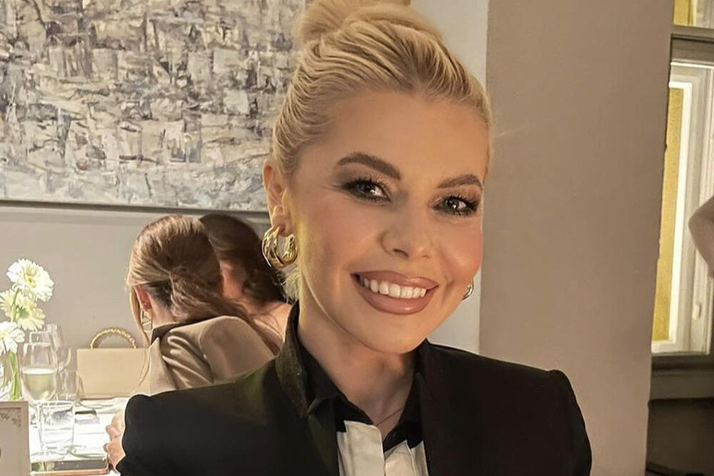 OBJAVA DANIJELE KARIĆ SE VAS RASTOPITI: Pevačica podelila sliku sa bebom iz PORODILIŠTA, ne skida OSMEH