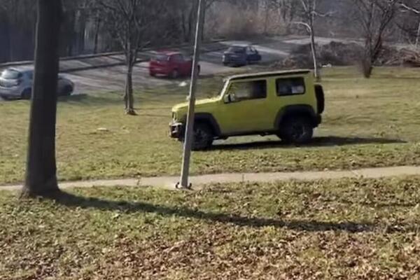 ŠOK SCENA IZ BEOGRADA: Bahati vozač vozio DŽIP po parku i igralištu, roditelji UPLAŠENI za svoju DECU