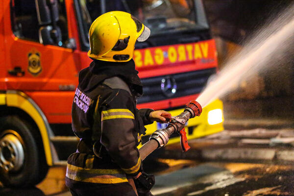 POŽAR NA KANAREVOM BRDU: Gori stan, na licu mesta 2 vatrogasne ekipe