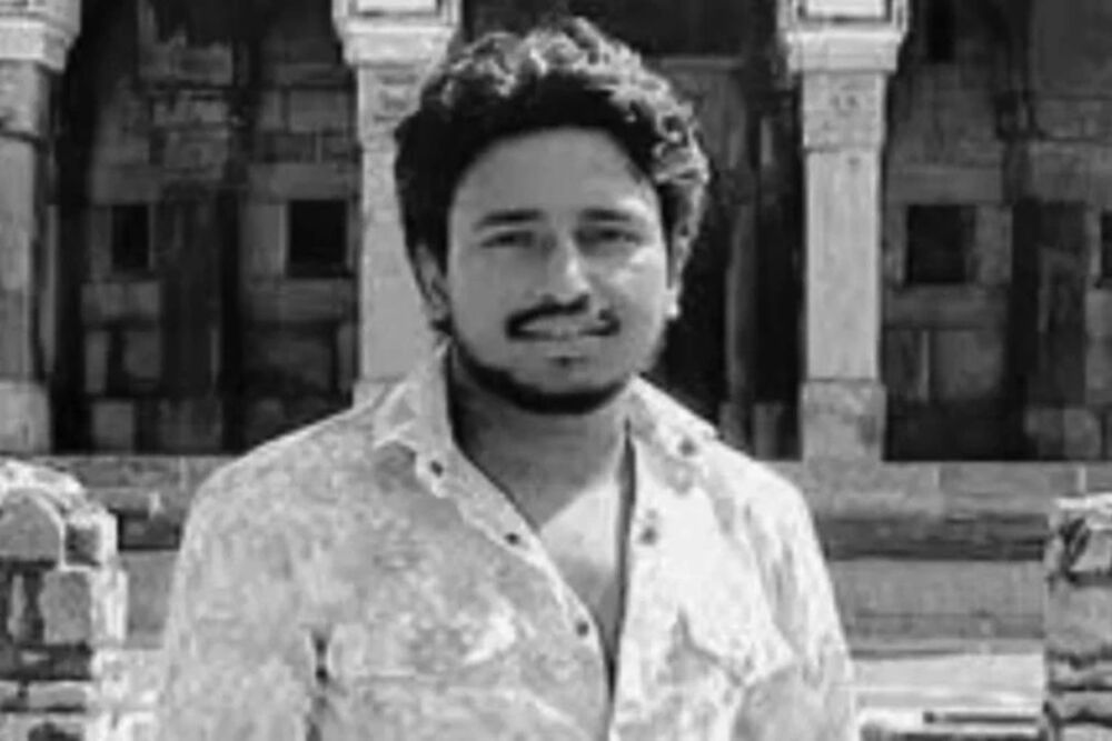 Jedan od udaraca (u glavu) Dipaka je oborio na zemlju