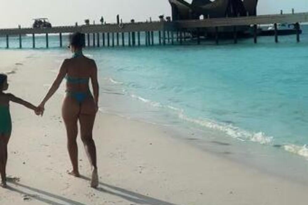 NAJPOZNATIJA ŽENA FUDBALERA GOLA NA MALDIVIMA, U NJENOJ ZADNJICI SE OGLEDA MORE: Nikad je nije OVAKO POKAZALA FOTO