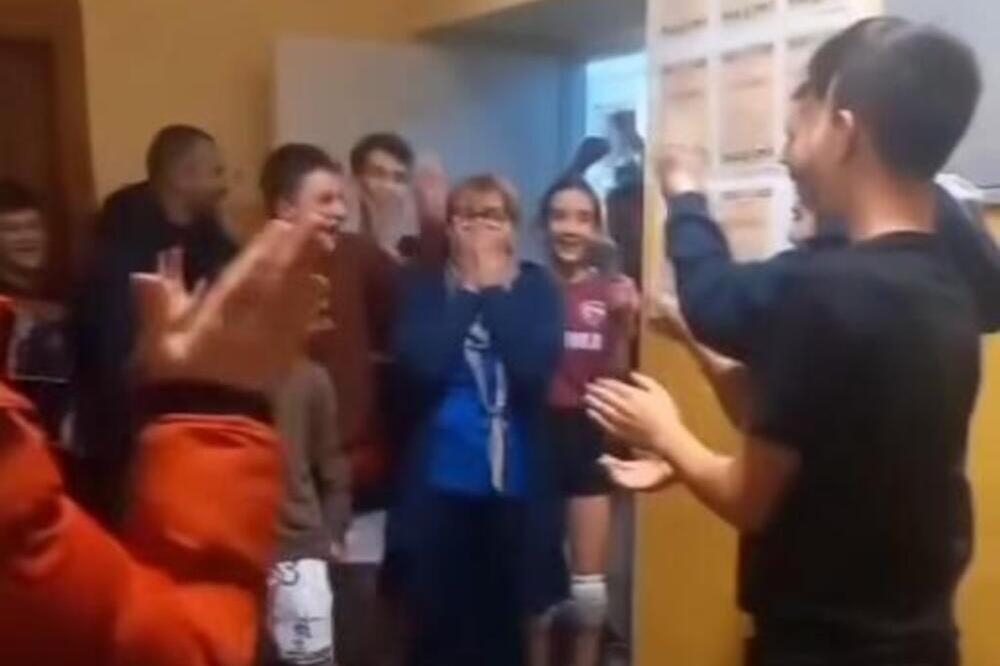 EMOTIVAN ISPRAĆAJ U PENZIJU NAKON SKORO 4 DECENIJE RADA U ŠKOLI: Nastavnica Ana nikada neće zaboraviti ovaj dan!