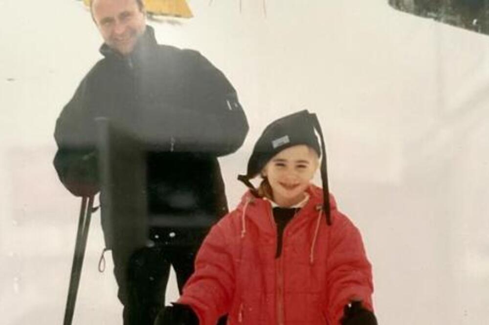 NASMEJANA DEVOJČICA SA SLIKE JE DANAS POZNATA GLUMICA, A OTAC JOŠ POZNATIJI PEVAČ: Malo ko bi POGODIO o kome je reč