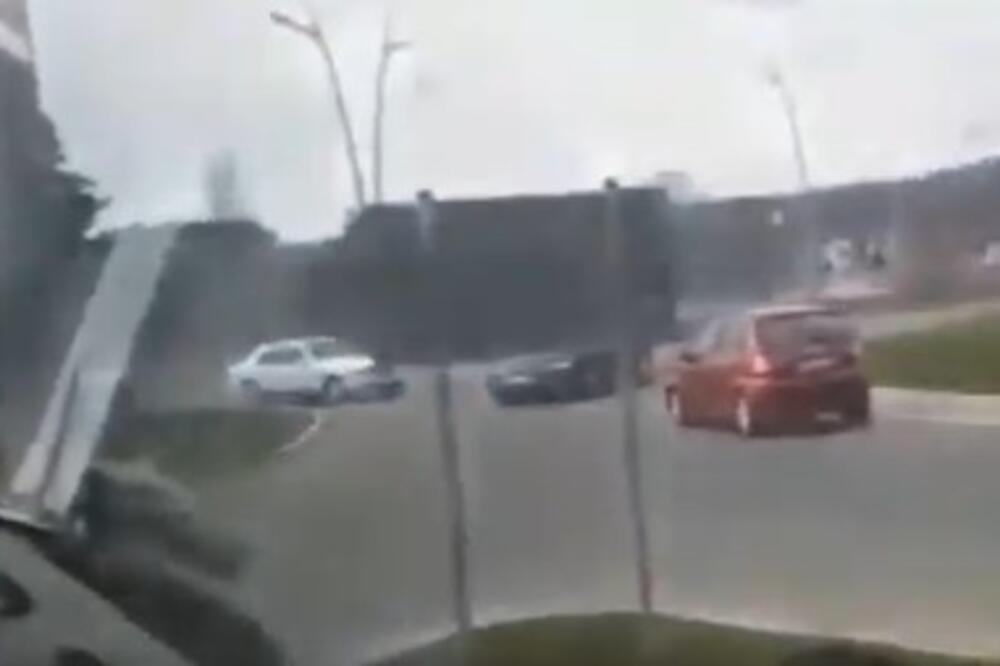 "AJDE GOSPOĐO AMAN, GLE, GLE": Nije znala kako da se uključi u kružni tok pa NAPRAVILA HAOS, ljudi PSOVALI (VIDEO)