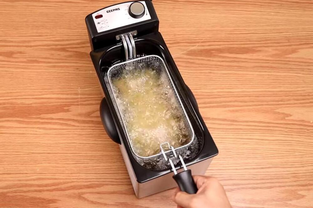 EVO KAKO DA OČISTITE FRITEZU OD MASNOĆE: Ova 4 sastojka će biti vas SPAS, a sve već imate u kući