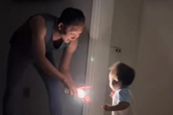 OSTAO JE SAM SA SINOM, A ONDA JE SMISLIO GENIJALAN NAČIN KAKO DA GA ZABAVI! Gledajte samo šta mu je PALO NA PAMET