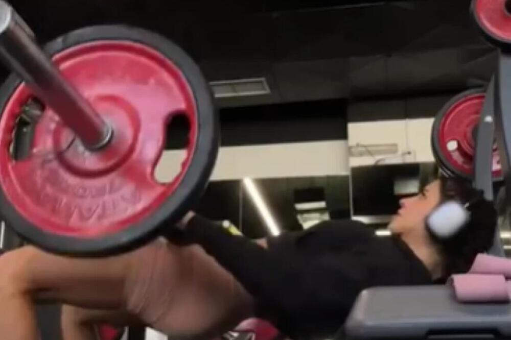 Strašna nesreća u teretani u Beogradu: Na devojku (25) pali tegovi, ima tešku povredu kičme i grudnog koša, jezivo!