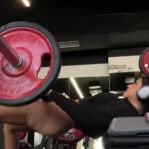 Strašna nesreća u teretani u Beogradu: Na devojku (25) pali tegovi, ima tešku povredu kičme i grudnog koša, jezivo!