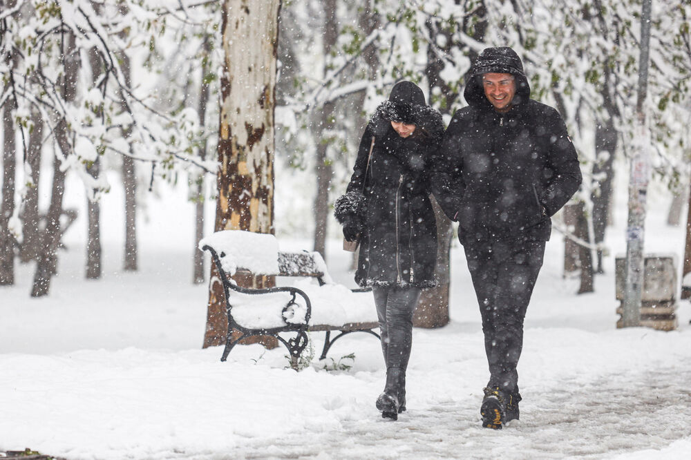 Ljudi šetaju po snegu