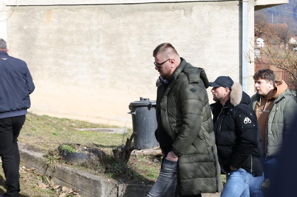 TUŽNA SCENA NA GROBLJU! JANJUŠEVA MAJKA NE MOŽE DA DOĐE K SEBI, PALA NA KOLENA: "40 dana te nema, SUNCE MOJE"