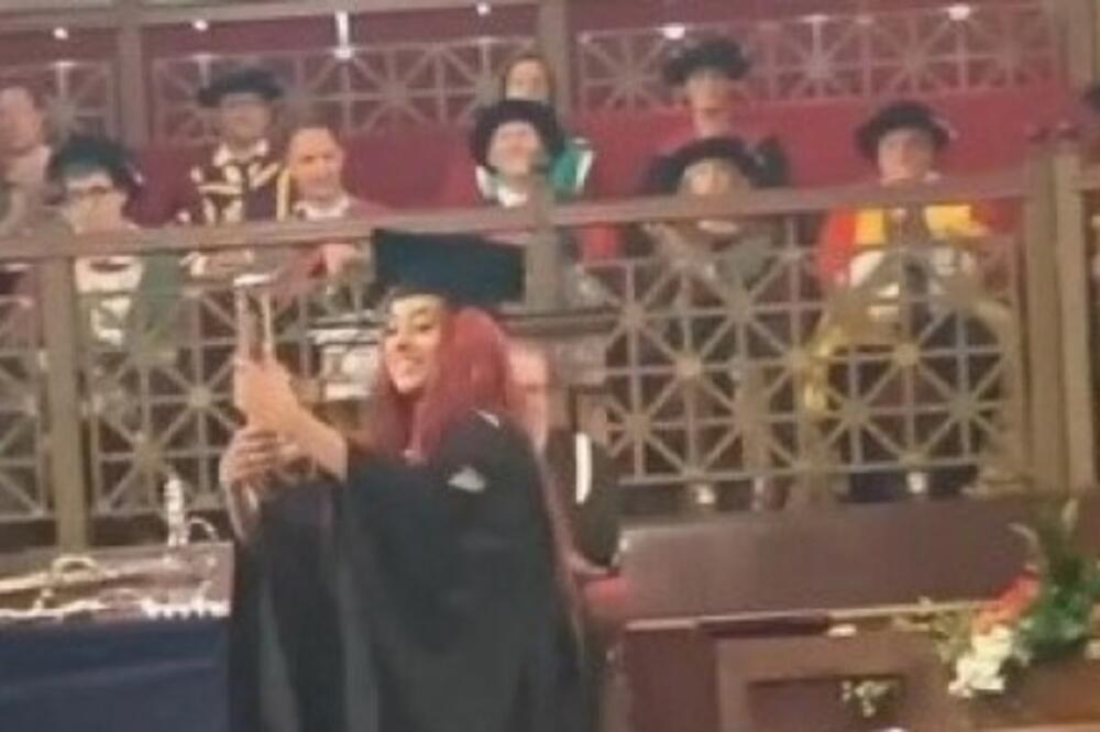 POTPUNI FIJASKO NA DODELI DIPLOMA: Studentinja PROPALA u ZEMLJU od BLAMA, a onda joj je ON pritekao u POMOĆ (VIDEO)