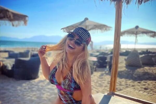 LELE, BATKO! Ko se seća VRELE BUGARKE RENI? Srbi su tada ODLEPILI ZA NJOM, a tek sad da je VIDE i to bez MERCEDESA