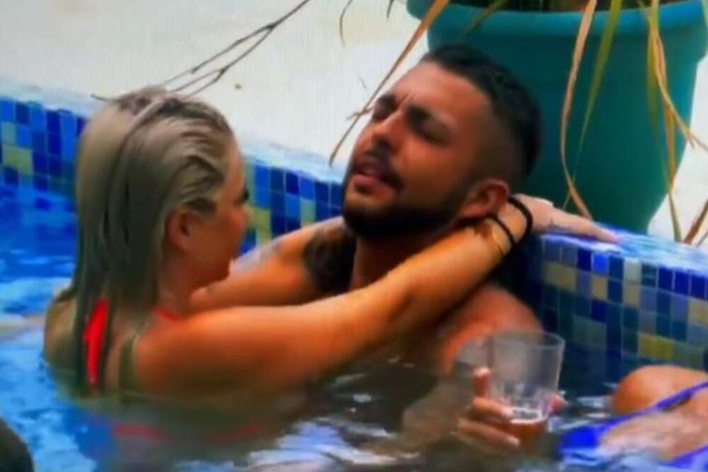 DOK GA DEVOJKA ZADOVOLJAVA, ON NABRAJA POSTAVU REALA! Smirivao strasti uz "pomoć" Madriđana (VIDEO)