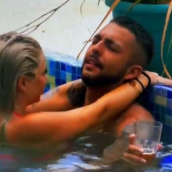 DOK GA DEVOJKA ZADOVOLJAVA, ON NABRAJA POSTAVU REALA! Smirivao strasti uz "pomoć" Madriđana (VIDEO)