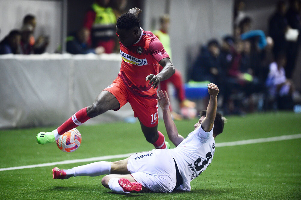 Čarls Šedrak u prodoru na utakmici Voždovca i IMT-a