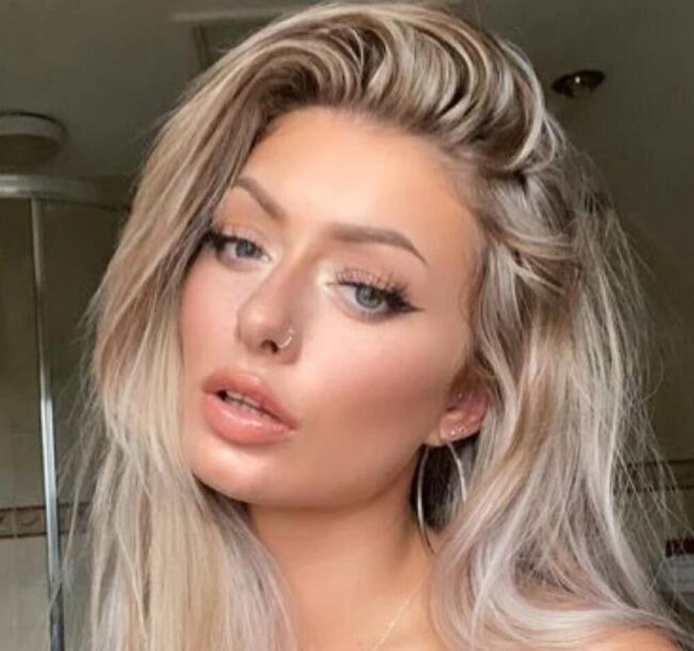 Devojka sa selfijem iz kupatila