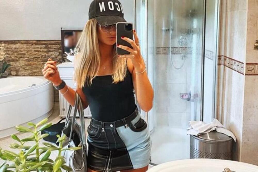 DEVOJKA PODELILA SLIKU IZ KUPATILA, A NIJE VIDELA ŠTA SE KRIJE IZA NJE: Sve je SEVNULO, a ruke zabio u... (FOTO)