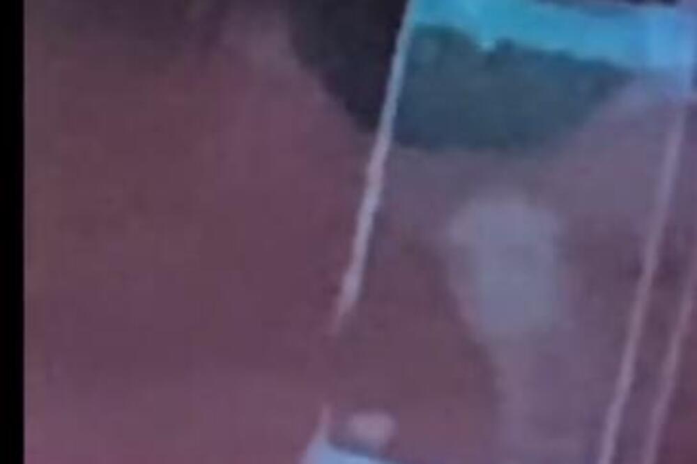 DEVOJKA OBJAVILA SNIMAK NAJJNEPRIJATNIJEG DEJTA IKADA: Videla mu u odrazu naočara NAJBEZOBRAZNIJU stvar