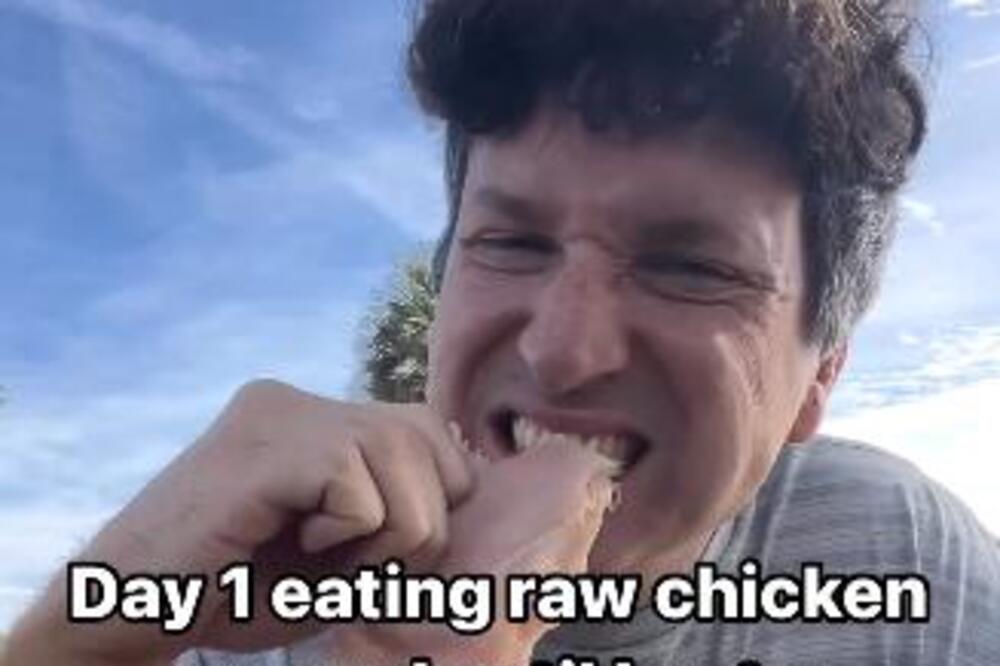 DEČKO DANIMA JEDE ŽIVO MESO I NE NAMERAVA DA STANE: Čeka da mu se ZDRAVLJE skroz UPROPASTI i razvije BOLEST (VIDEO)