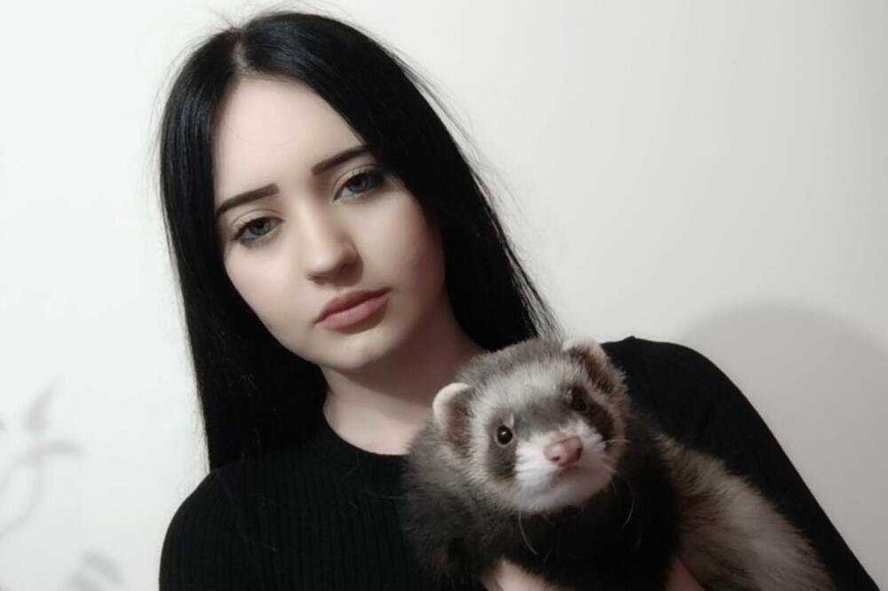 SVI SE OKREĆU KADA IH VIDE NA ULICI: Anđela je sebi kupila NEOBIČNOG LJUBIMCA, a tek kakvo IME MU JE DALA (FOTO)