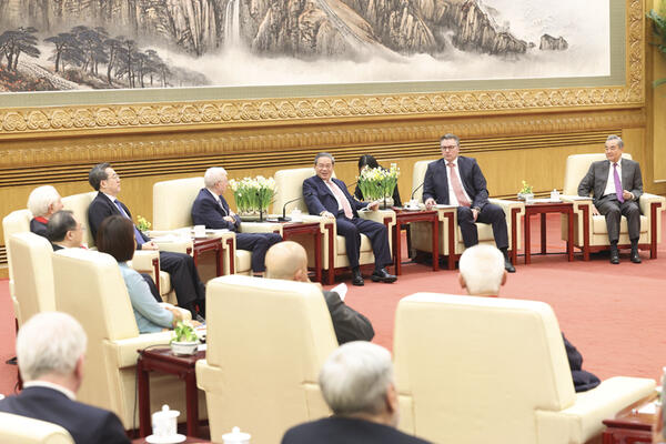 Premijer Kine sa stranim stručnjacima