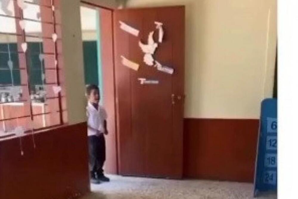 MALIŠAN UŠAO U UČIONICU I ZANEMEO OD ŠOKA: Drugari mu priredili NEŠTO zbog čega su mu SUZE KRENULE, DIRLJIVO! VIDEO