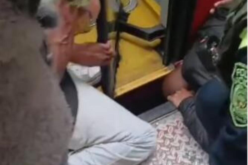 ČOVEKU SE ZAGLAVILA GLAVA IZMEĐU VOZA I PRILAZNE RAMPE: Svi se KRSTE kako je OSTAO ŽIV, da li je OVO MOGUĆE? VIDEO