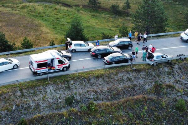 STRAVIČAN SUDAR KOD ALEKSANDROVCA: Vozač BEŽAO od policije pa USMRTIO MLADIĆA, automobili smrskani (FOTO)