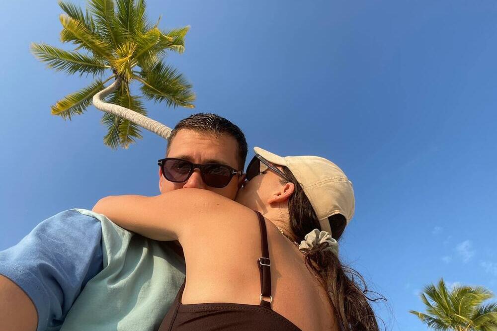 Gde si pošla bez brusa među ljude? Verenica Bikovića zakucala vrelim izdanjem, gole grudi gore a dole šlic