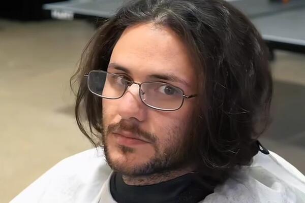 UŠAO U SALON KAO KLASIČAN ŠTREBER, IZAŠAO KAO MANEKEN: Zbog transformacije ŽENE POLUDELE, u sekundi ZANEMELE! VIDEO