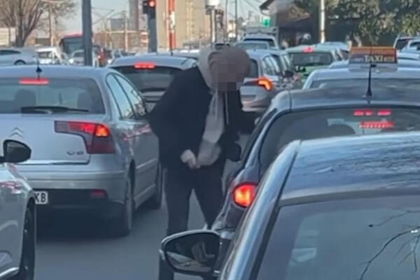 STRAŠAN SNIMAK IZ BULEVARA KRALJA ALEKSANDRA: Izvadio NOŽ pa počeo da udara u prozor automobila (VIDEO)