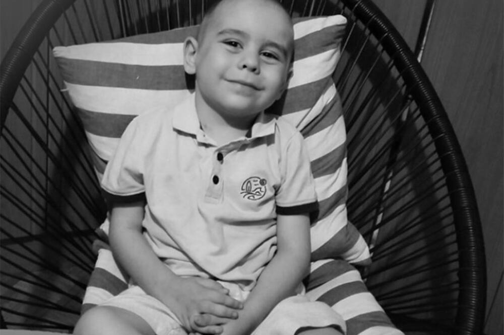 "BIO SI NAŠ ANĐEO ČUVAR": Veliki borac Vasilije (5) izgubio bitku sa bolešću, roditelji će PODELITI NOVAC