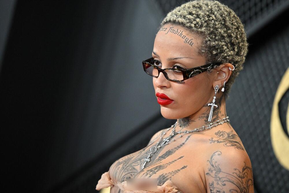 KUKU, MAJKO MILA, SVE ISPADE! Obukla korset pa zaboravila KOLIKE GRUDI IMA: Ljudi u ŠOKU GLEDALI INTIMU, DOMAĆICA