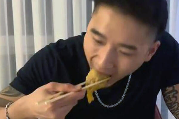 KAD VIDITE KAKO KINEZ JEDE SRPSKU SARMU KRENUĆE VAM SUZE OD SMEHA: Hit snimak ODUVAO mreže (VIDEO)