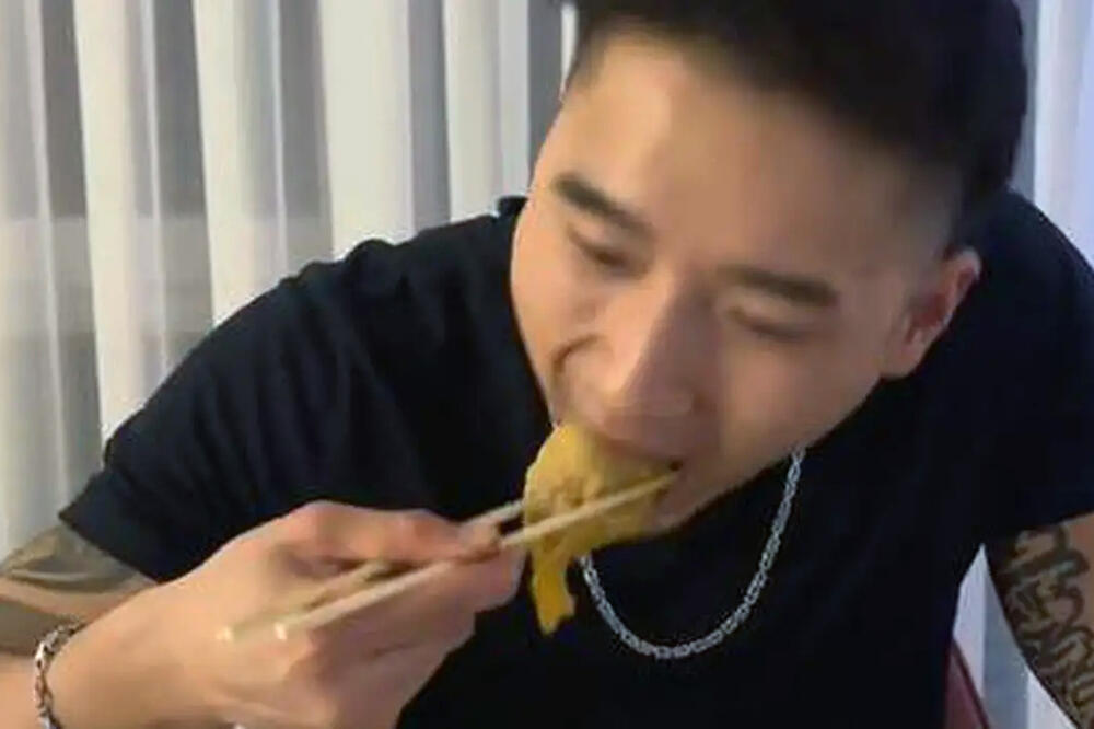 KAD VIDITE KAKO KINEZ JEDE SRPSKU SARMU KRENUĆE VAM SUZE OD SMEHA: Hit snimak ODUVAO mreže (VIDEO)