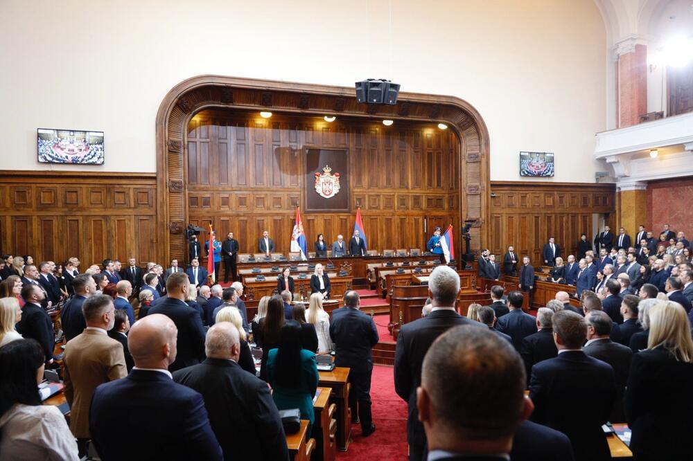 NARODNI POSLANICI IMAJU KOMPLETAN OBROK ZA SVE DESERTOM I PIĆEM ZA MANJE OD 350 DINARA: Pogledajte cenovnik! (FOTO)