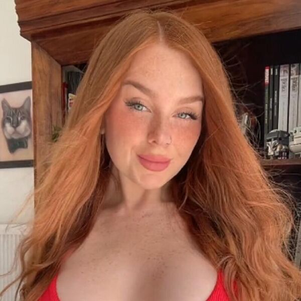 OVA RIĐOKOSA JE KOMŠINICA IZ SNOVA HODA GOLA I POKAZUJE SVAKI DEO OBNAŽENOG TELA: Ako ovde ŽIVITE, VIDEĆETE JE FOTO