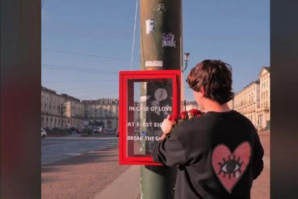 MOMAK POSTAVIO MISTERIOZNU KUTIJU NA BANDERU: Ljudi POČELI DA PRILAZE, a kada su PROČITALI ŠTA PIŠE... (VIDEO)