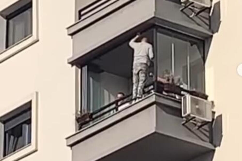 ŠOKANTAN VIDEO SA VOŽDOVCA: Prizor sa TERASE VIŠESPRATNICE je jeziv, gledajte ŠTA RADI OVAJ ČOVEK (VIDEO)