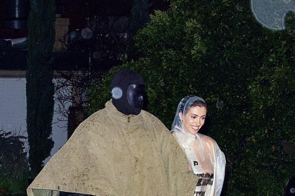 MAJKO MILA, DA LI JE OVO RELANO? Ponovo GOLA NA ULICI, preko samo PROVIDNA KABANICA: Ljudi u NEVERICI trljali oči